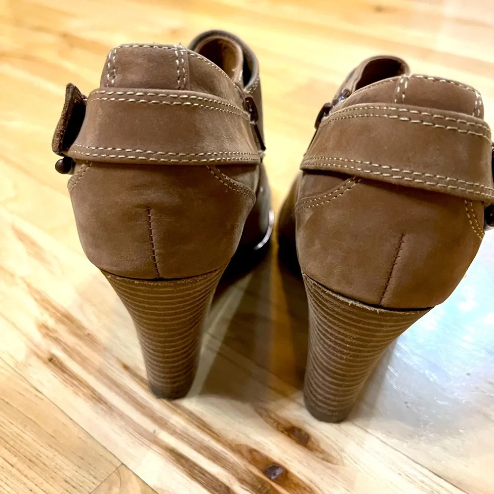 Sofft Stylish Tan Ankle Boots - Picture 2 of 6